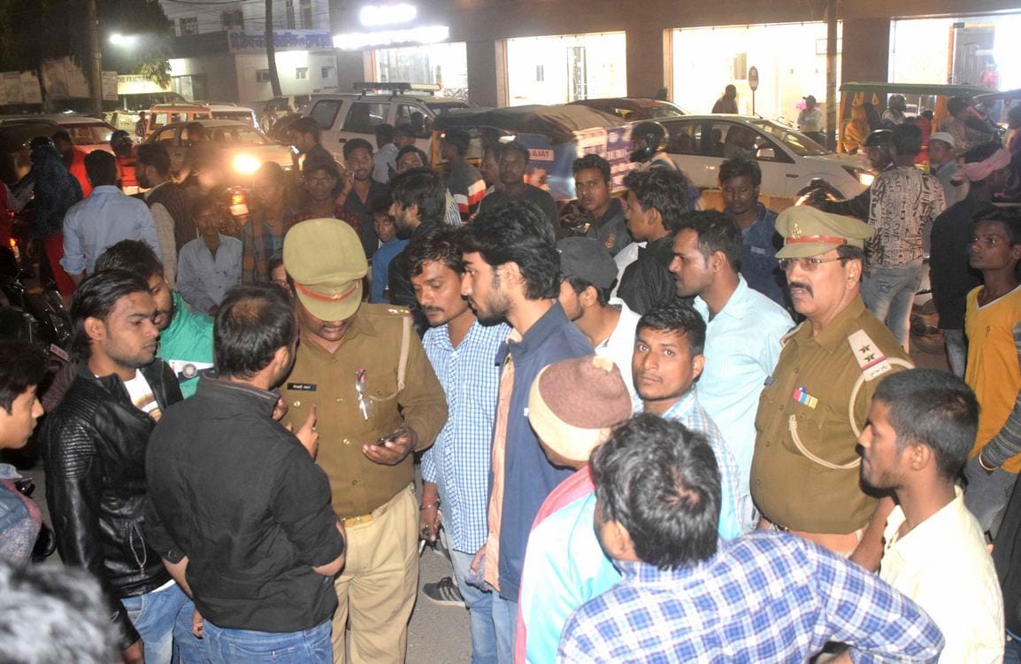 heavy fight and stone attack at varanasi in mahmoorganj