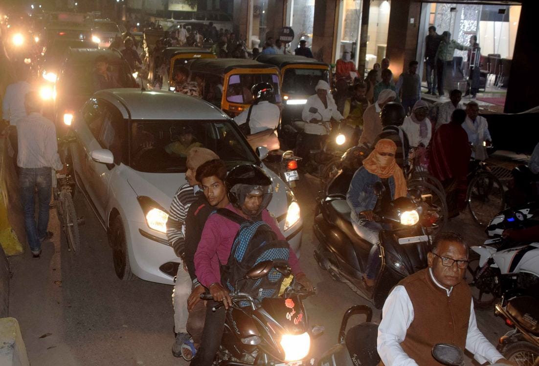 heavy fight and stone attack at varanasi in mahmoorganj