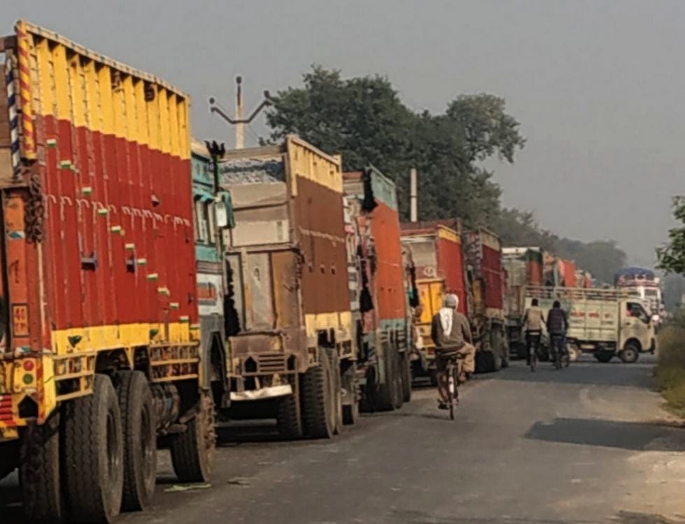 pddu nagar chakiya road jam due to overload truck