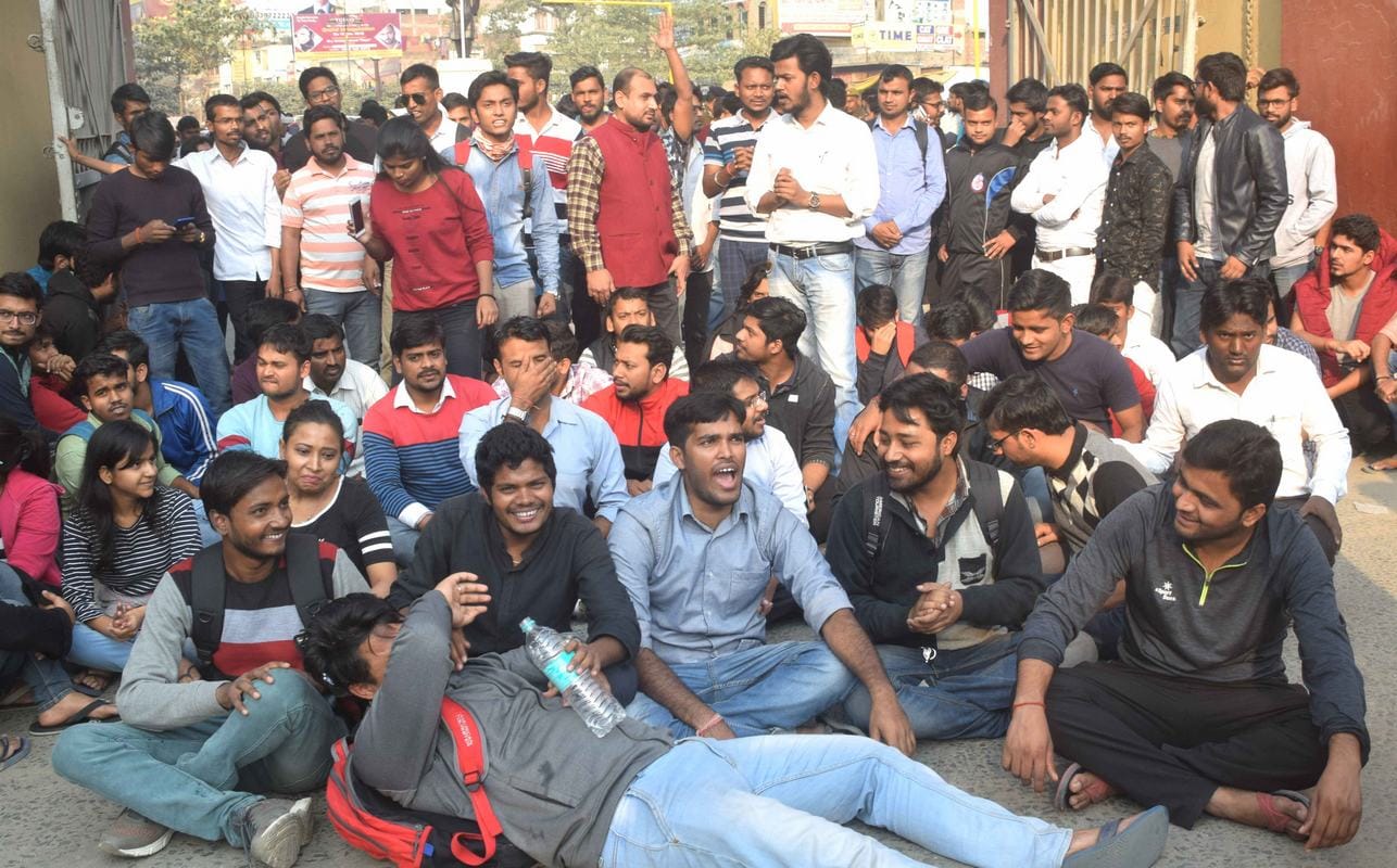 BHU short  attendance students make protest for exam