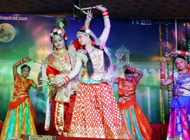फूलों में सज रहे मेरे वृंदावन बिहारी ...