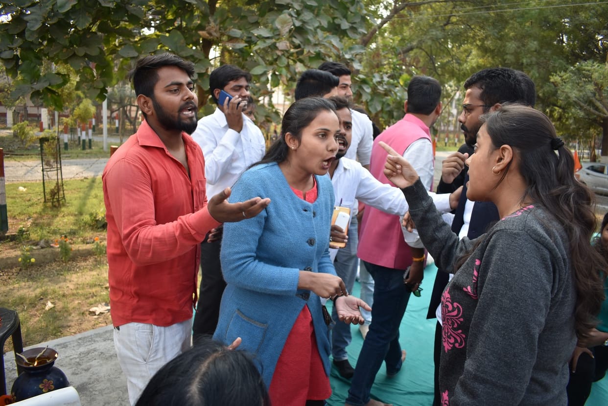 सपा छात्रसभा की अन्नू सहित चार विद्यार्थी निलंबित
