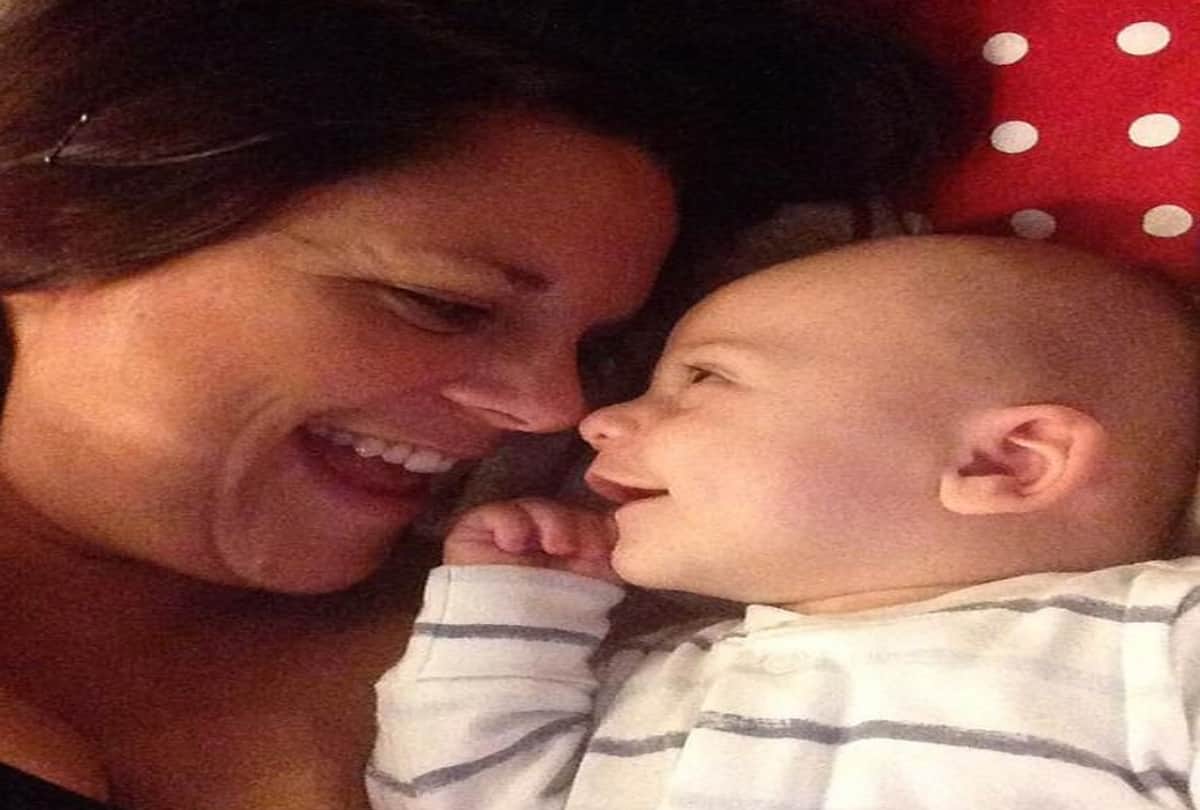Parents shocked to see his baby could not stop laughing from 17 hours