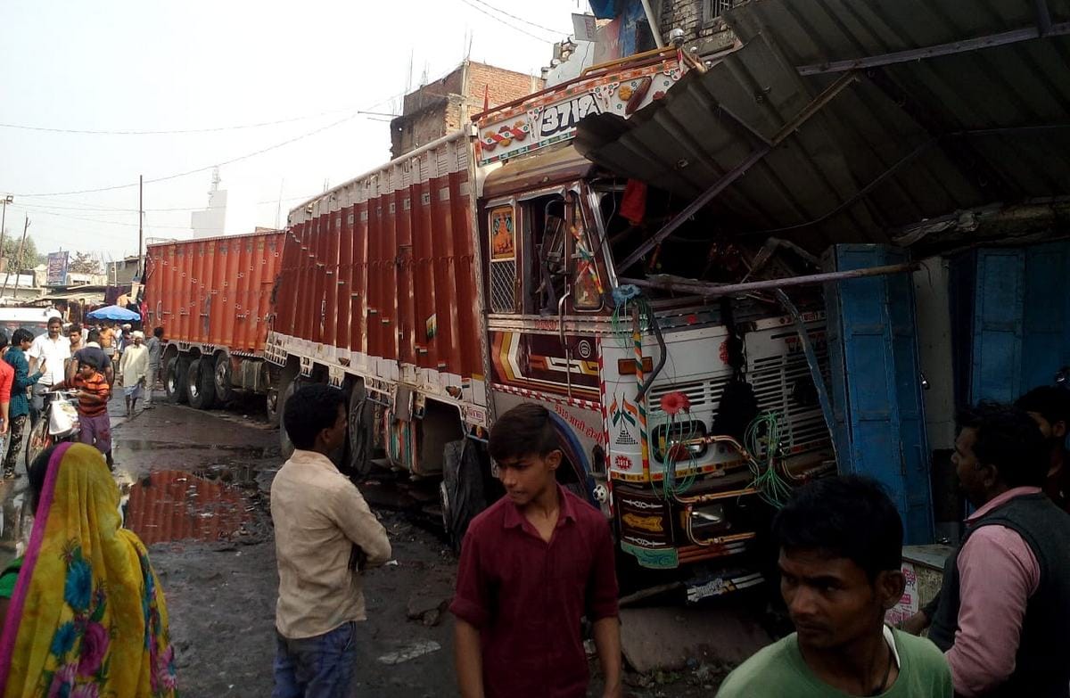 Two truck rammed into shops in ballia and driver injured