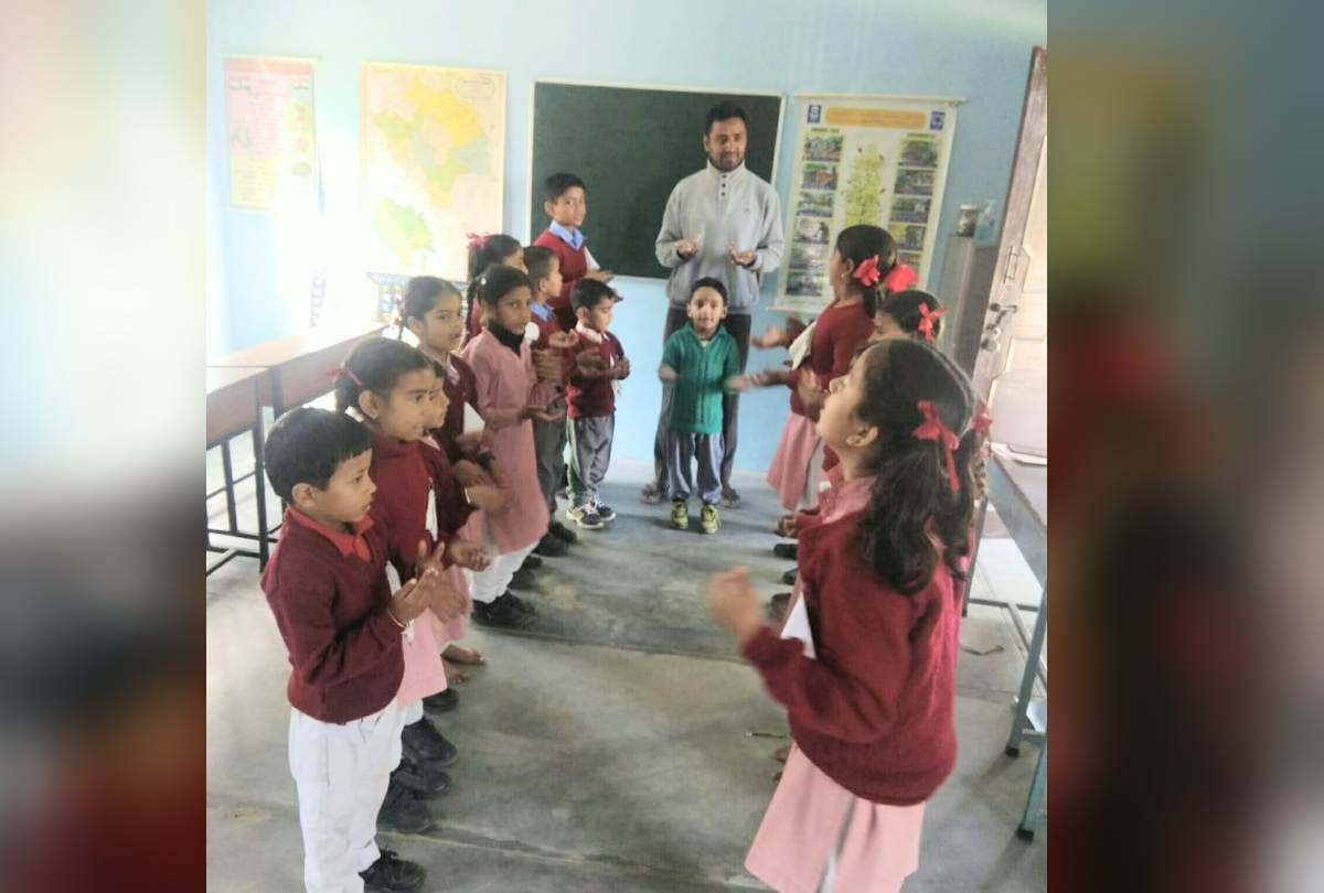 bdo took classes in govt school on holiday at hamirpur himachal