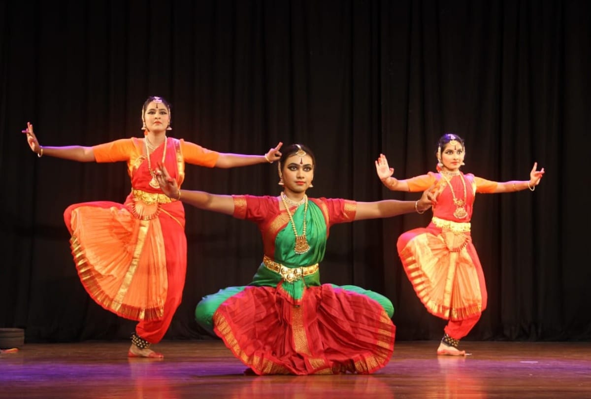 Students of Natya Tree presented Bharatanatyam