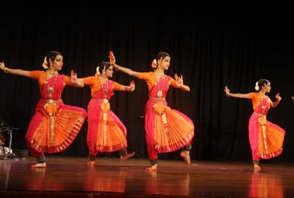 Students of Natya Tree presented Bharatanatyam