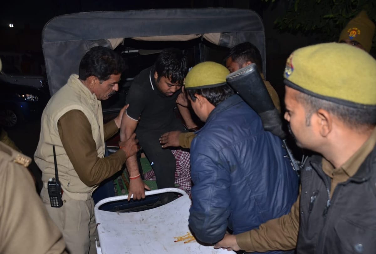 two arrested after encounter between police and criminals in aligarh
