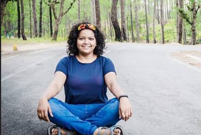 both sisters are travelling alone around whole india