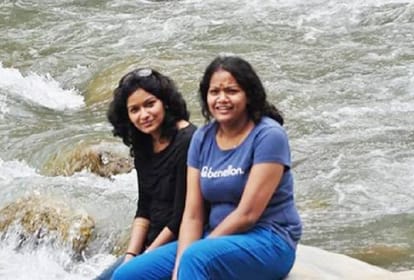 both sisters are travelling alone around whole india