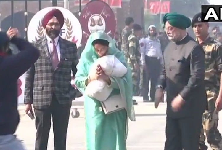 Kartarpur Corridor, Union Ministers Hardeep Puri and Harsimrat Kaur Badal leave for Pakistan