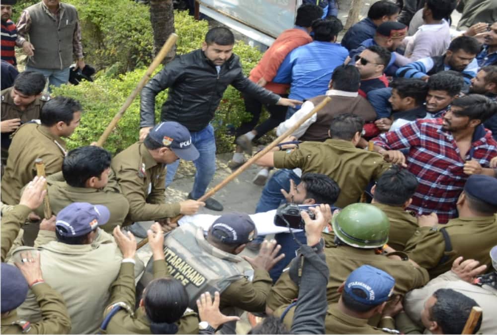 Police Lathi charge on Bjp and congress worker during fight on raipur thana