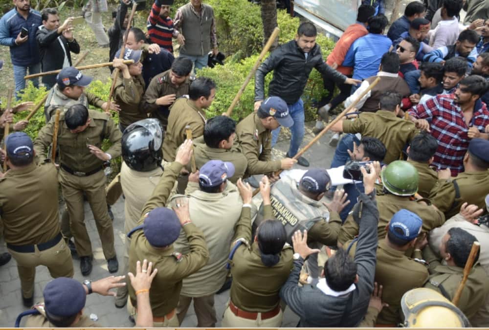 Police Lathi charge on Bjp and congress worker during fight on raipur thana