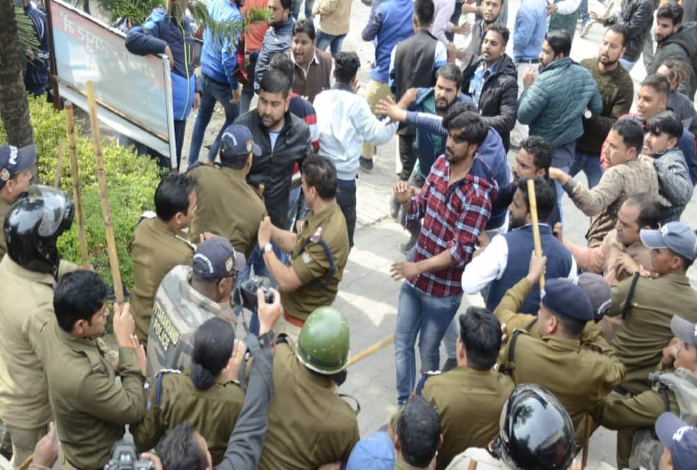Police Lathi charge on Bjp and congress worker during fight on raipur thana