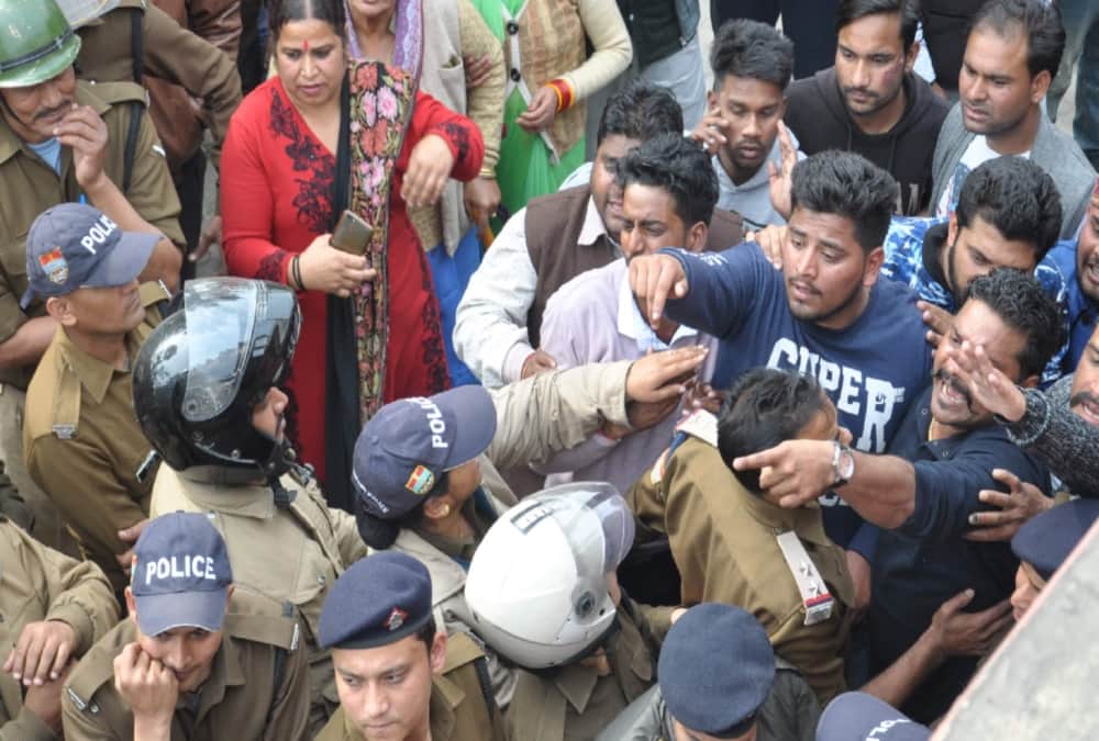 Police Lathi charge on Bjp and congress worker during fight on raipur thana