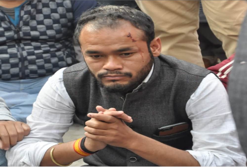 Police Lathi charge on Bjp and congress worker during fight on raipur thana