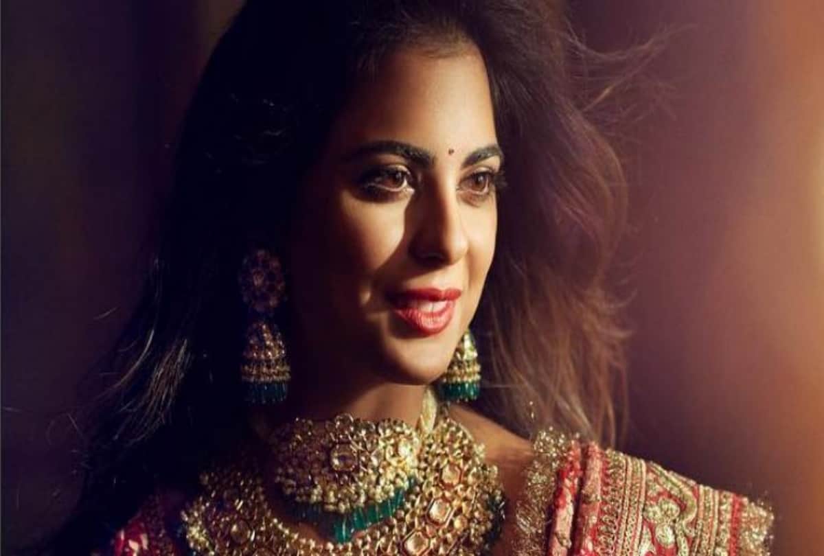 Isha ambani looks gorgeous in sabyasachi outfit users reaction