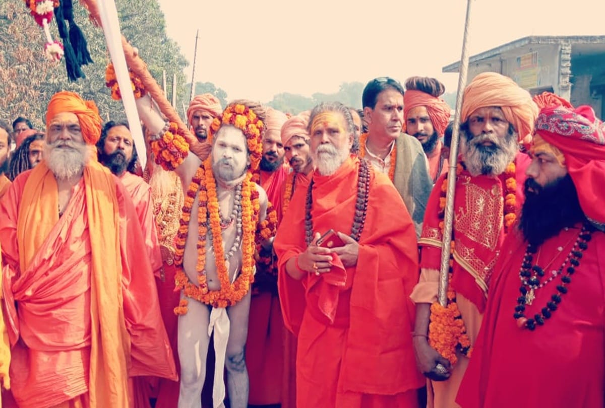 Juna Akhara entered in Prayagraj, Akhara Parishad President welcome him