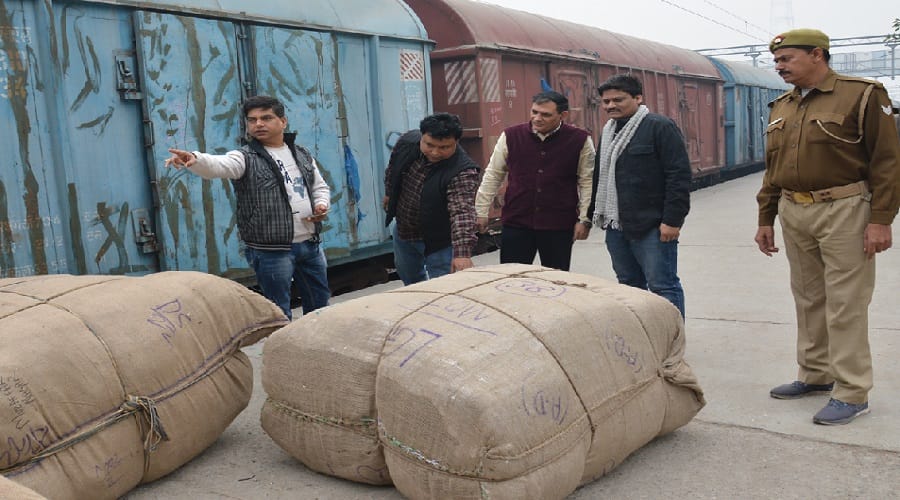 Muzaffarnagar, raid on Station and Factory, GST team grabbed goods worth 45 lakhs