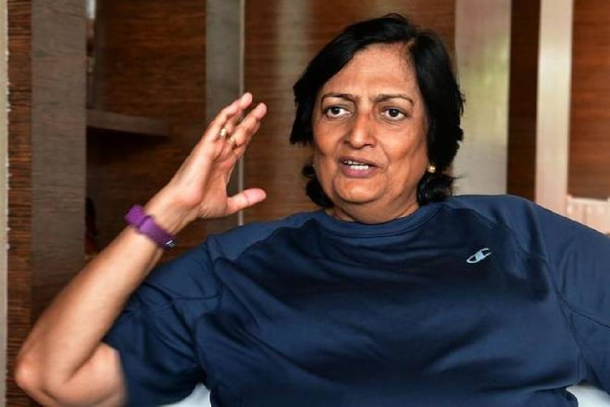 shanta rangaswamy ask bcci have guts to treat dhoni and virat as like mithali raj