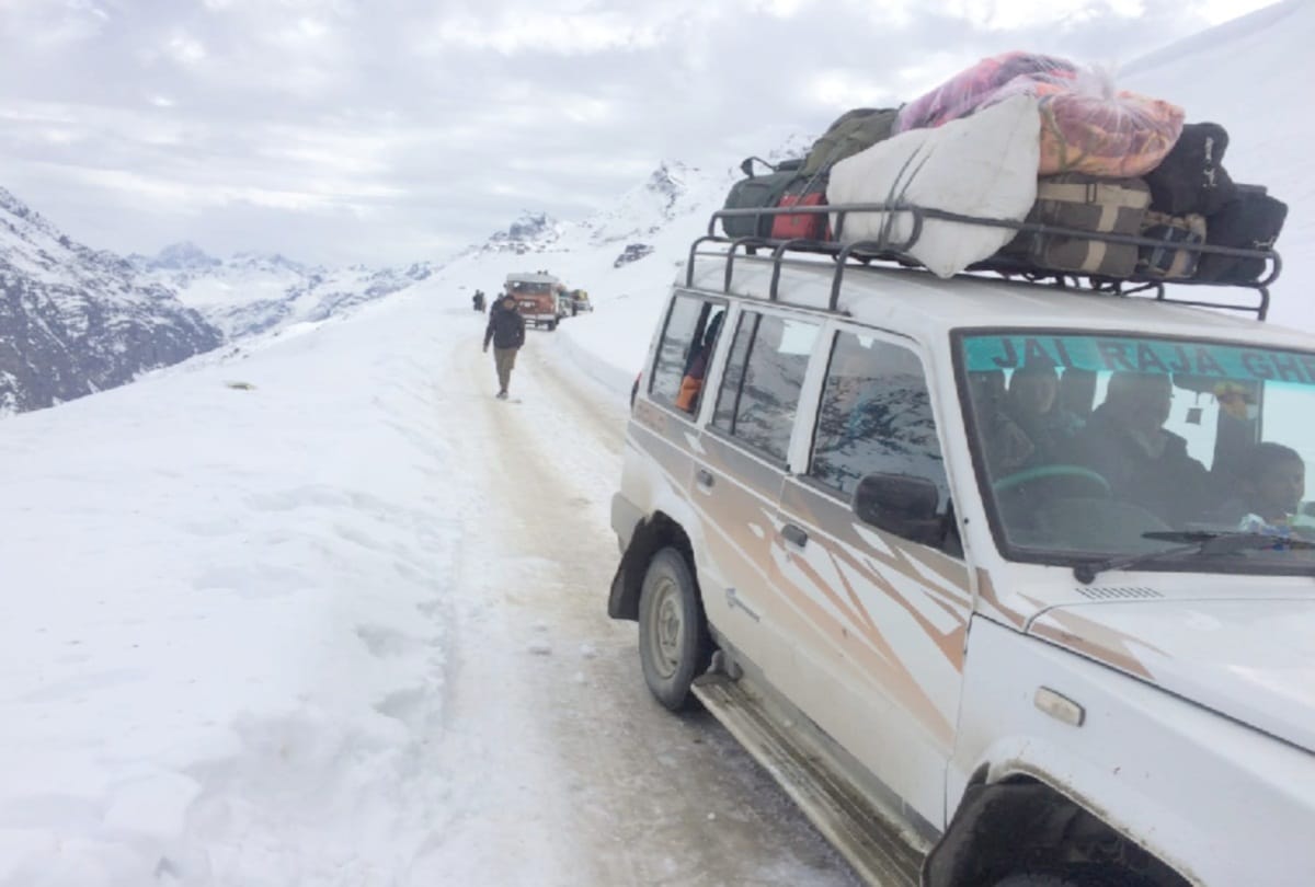 snowfall continued on second day in high hills of himachal pradesh