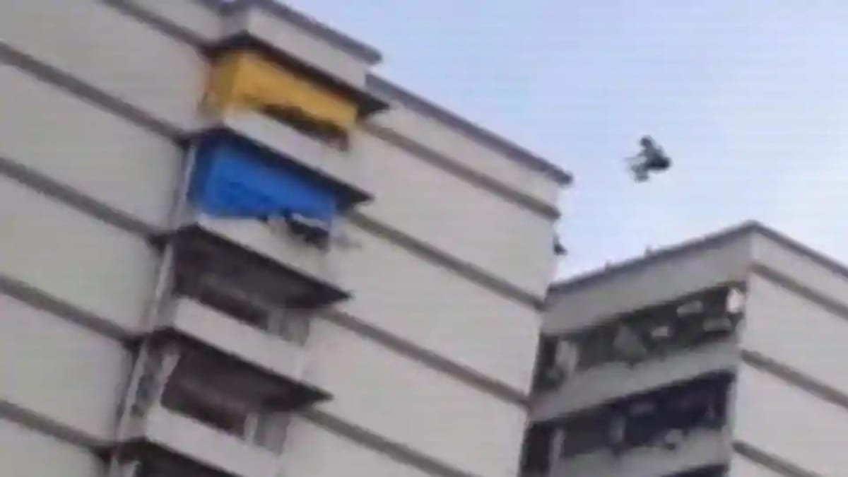 Parkour athlete jumps of 14 storey building, detained
