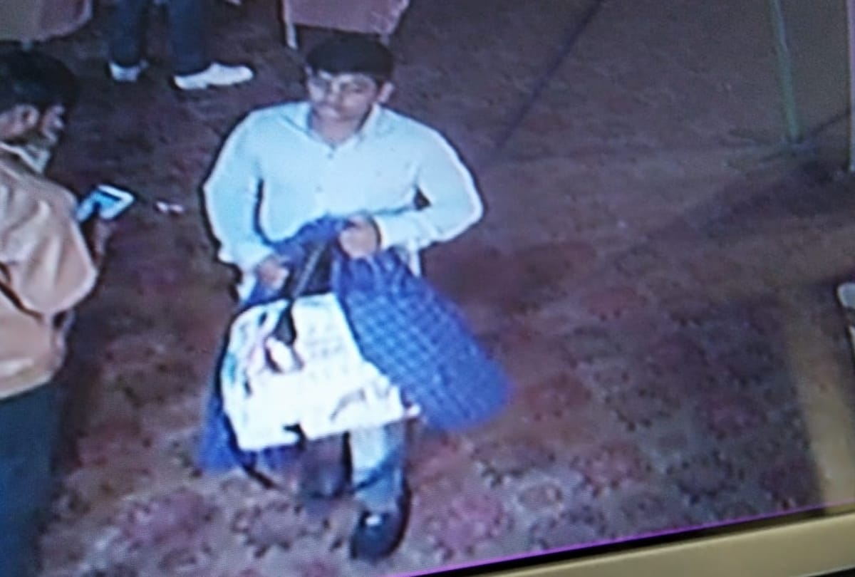 about four lakh rupees and jewellery theft from marriage function in lucknow