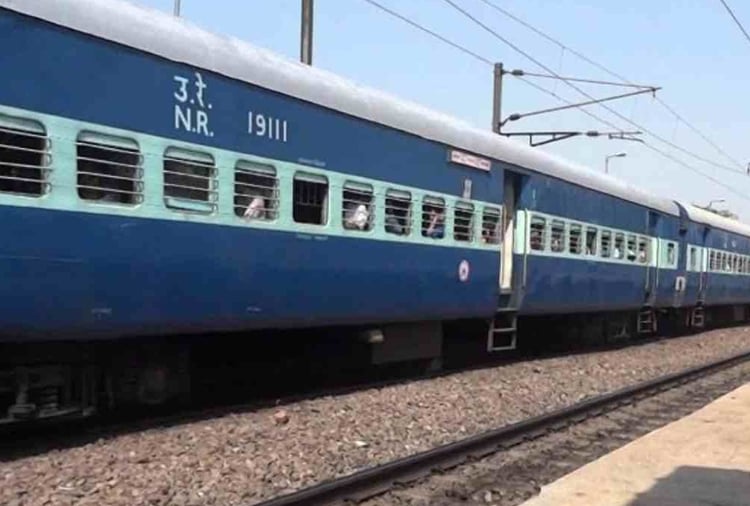 Shaheed Express Train Break Jaam In Shaheed Express In Gonda. - Amar Ujala Hindi News Live ...