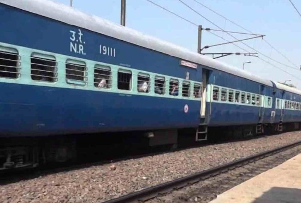 break jaam in shaheed express in gonda.