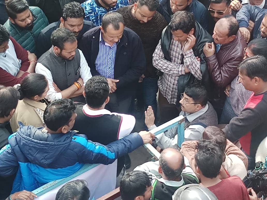 bjp and congress worker fight in dehradun police station