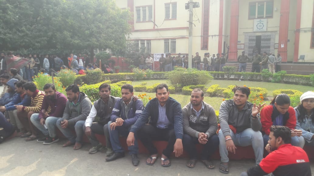 BHU student protest at singhdwar over night