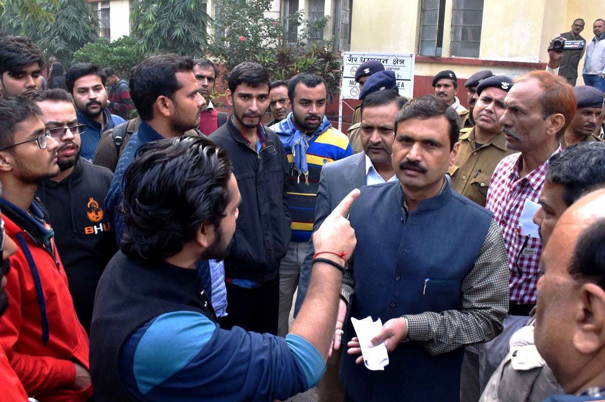 BHU short  attendance students make protest for exam