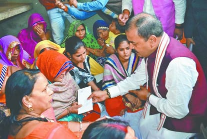 Deputy CM Keshav Prasad Maurya gave financial help to family of victim bjp worker in kasganj