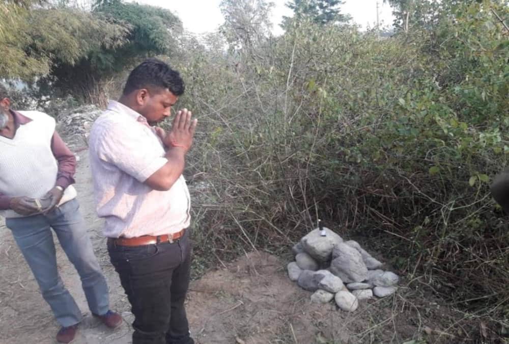 NewBorn Girl Child Funeral Emotional Photos