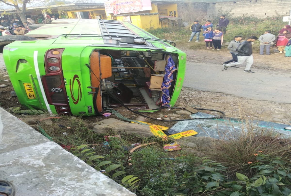 Bus turnaround after collided with truck at kangra himachal