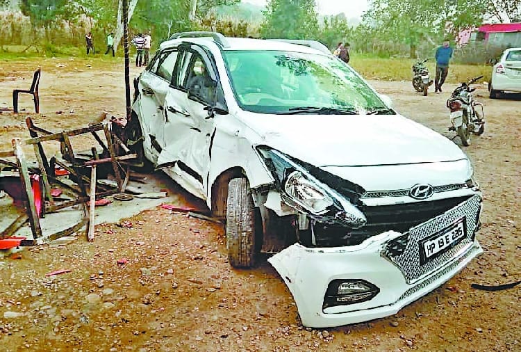 ढाबे में जा घुसी बेकाबू कार