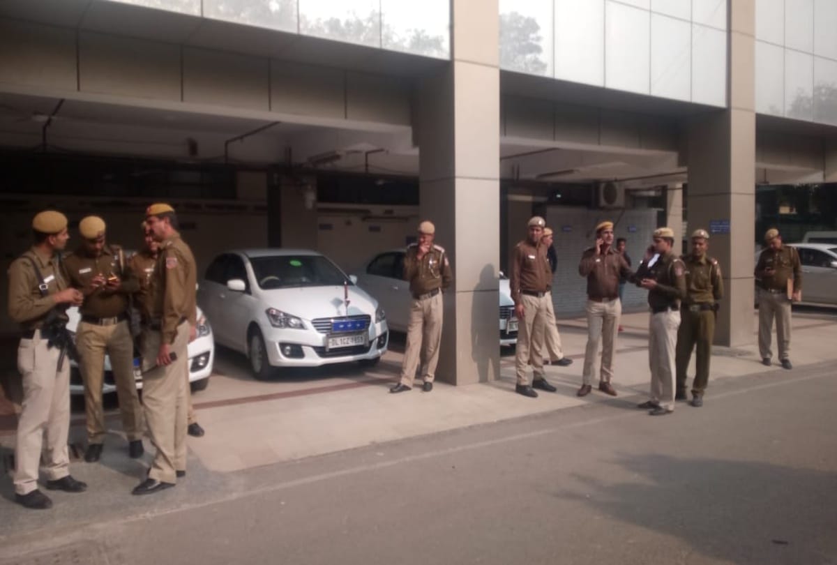 who is delhi police acp prem ballabh sharma jumped off police headquarters read all about him