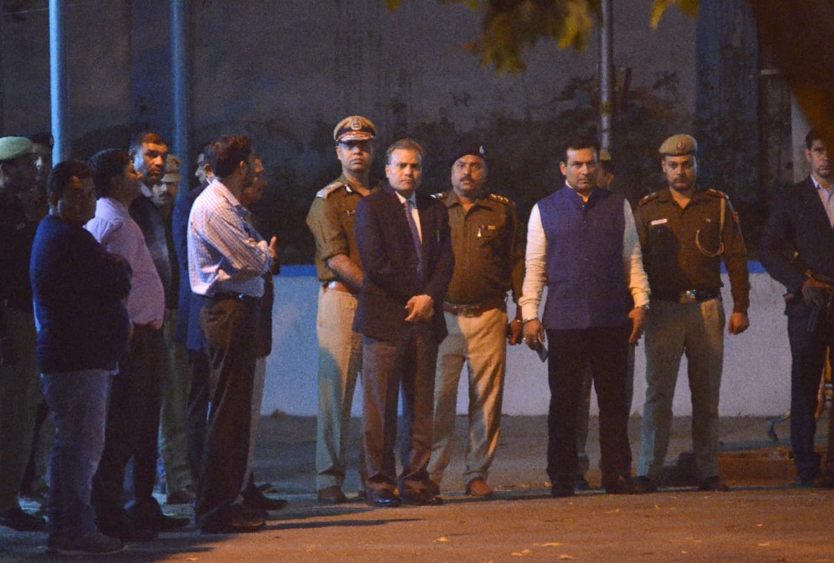 Delhi Police Acp Prem Ballabh Sharma Jumped Off Police Headquarters side story