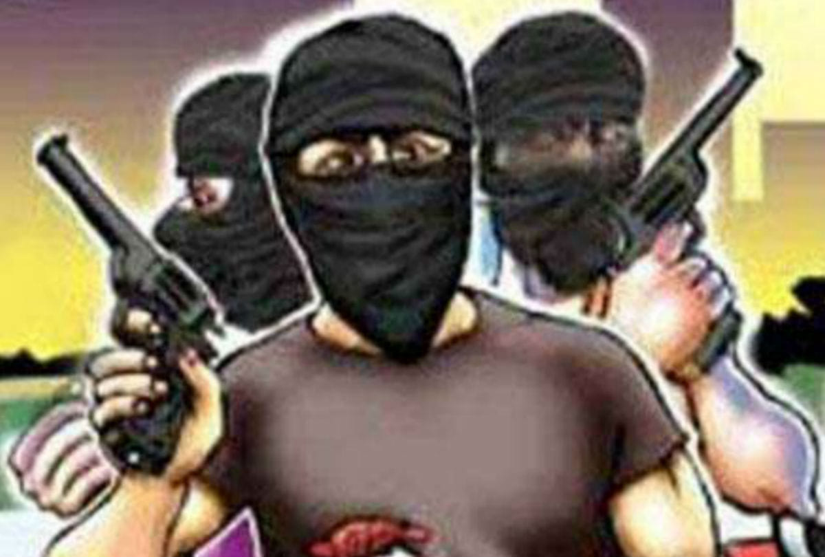 Armed crooks looted passengers in moving train
