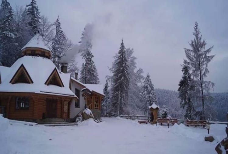 if you are interested in snow fall go shimla and enjoy ur best holidays