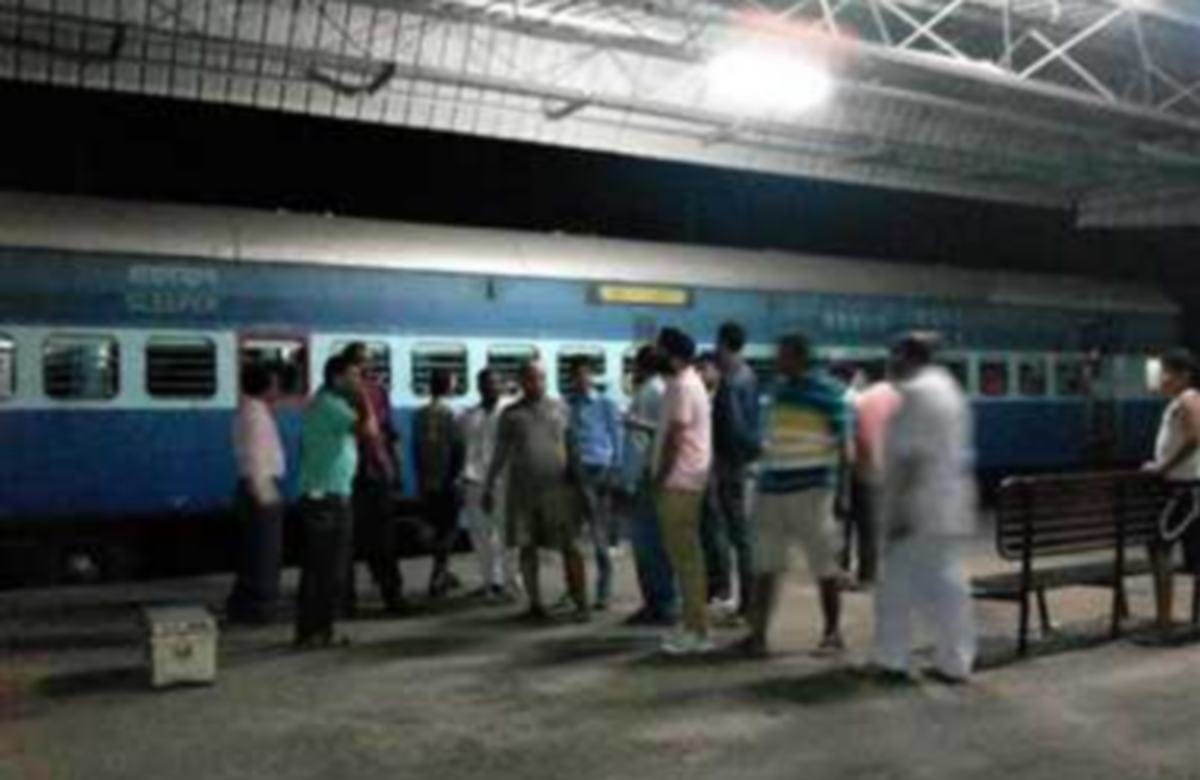 Passengers sabotaged on station due to train delayed in gazipur