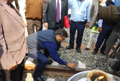 नारियल फोड़कर किया नई रेल लाइन का शुभारंभ