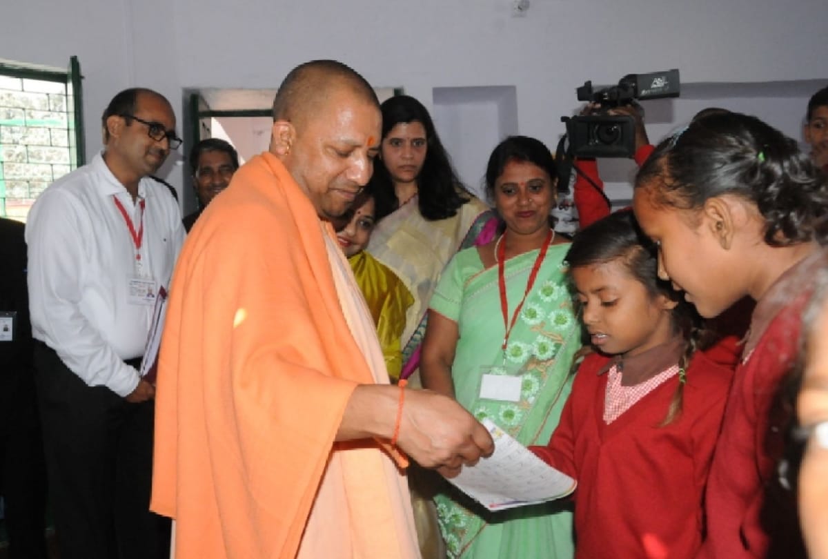 cm yogi scold teacher for poor performance of student