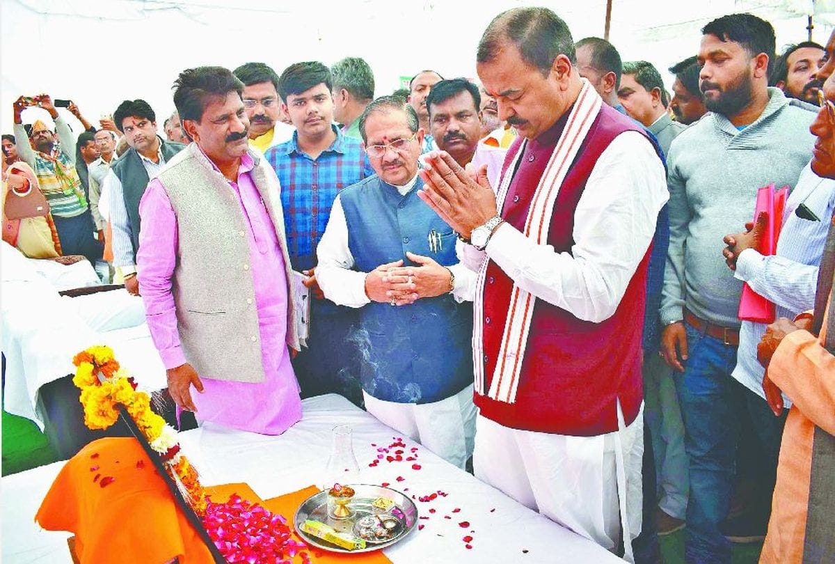 Deputy CM Keshav Prasad Maurya gave financial help to family of victim bjp worker in kasganj