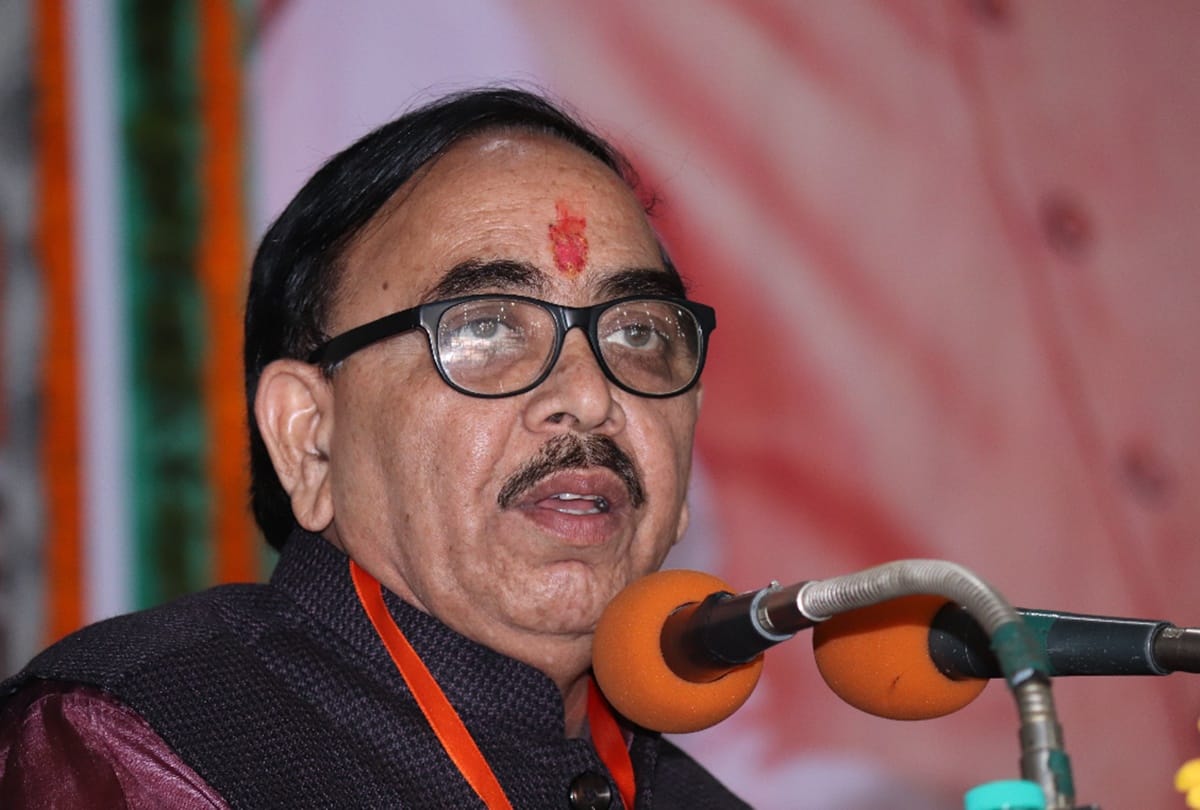 Union Minister Dr. Mahendra Nath Pandey retaliated and said Former MP used to carry stone laying stone in the car at night