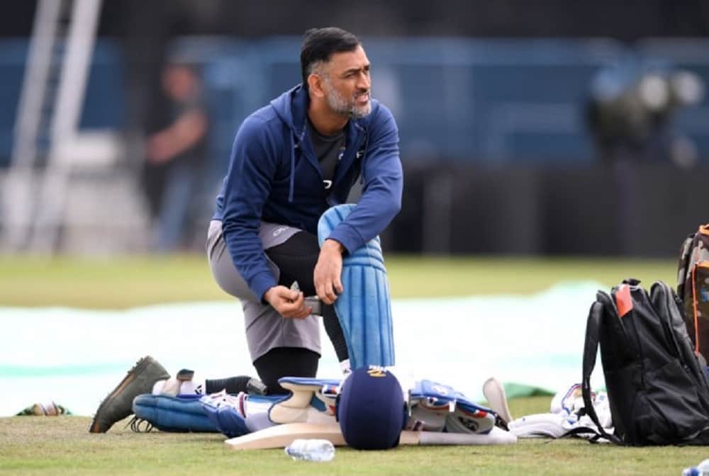 ms dhoni wins fans hearts by this gesture of helping his wife sakshi with her shoes