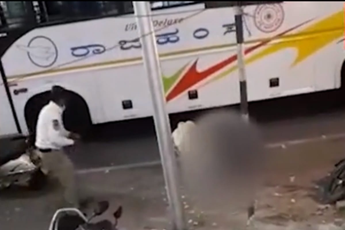 Auto Driver was buhered by another man in broad daylight and onlookers were busy in making video
