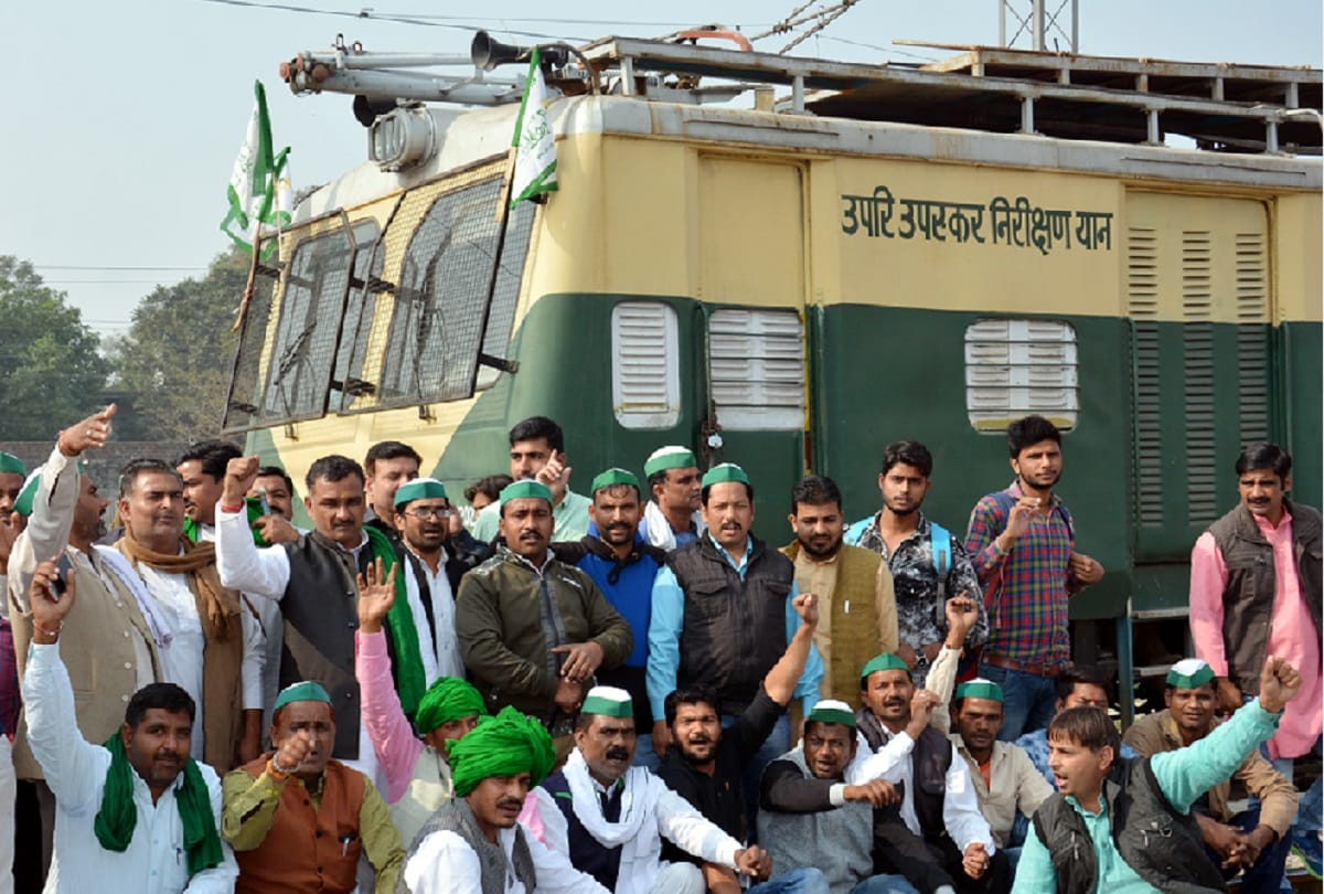 Muzaffarnagar, Bhakiyu workers stopped train engine and captured the fire brigade's car