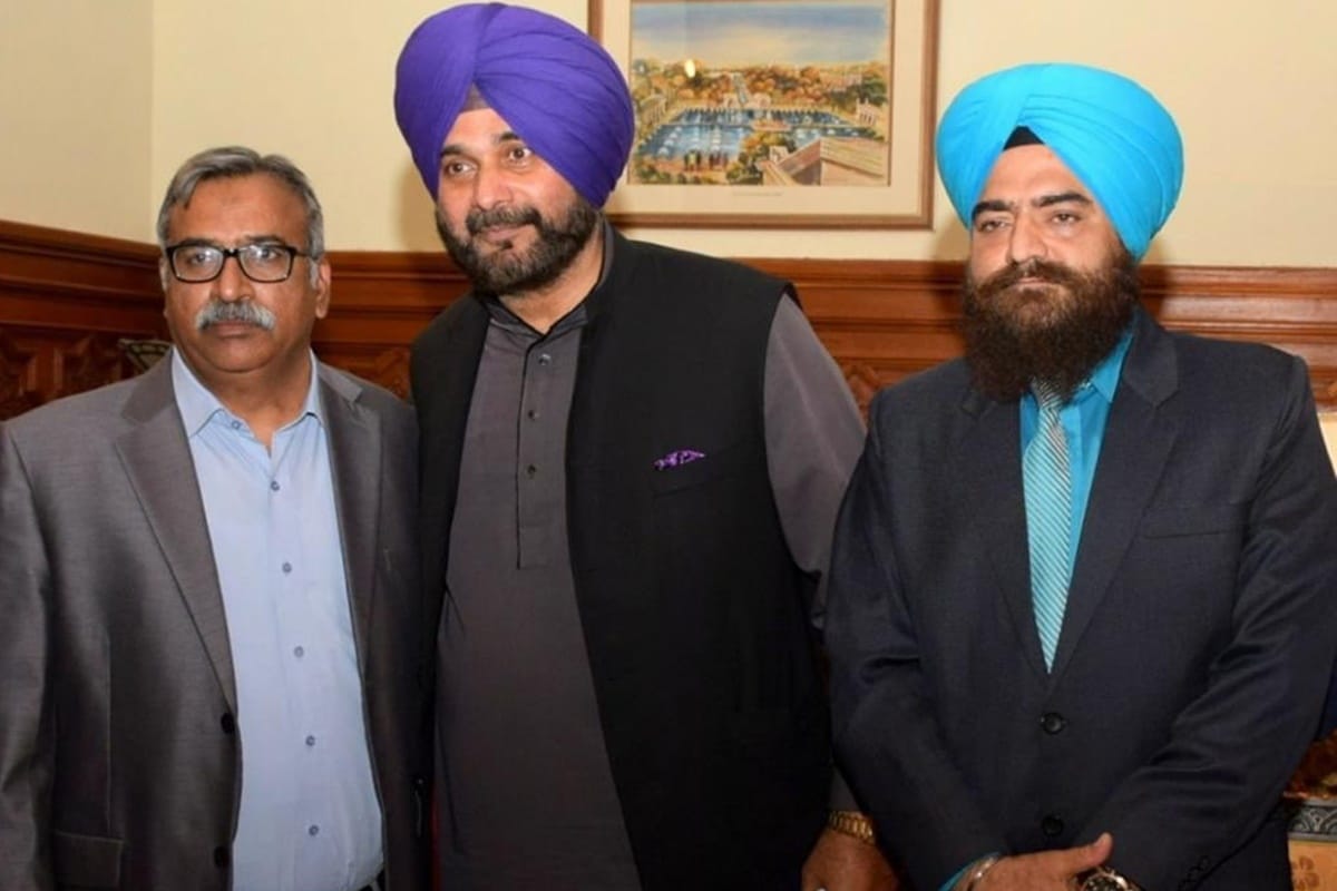 Navjot Singh Sidhu gets clicked with Khalistani terrorist Gopal Singh Chawla