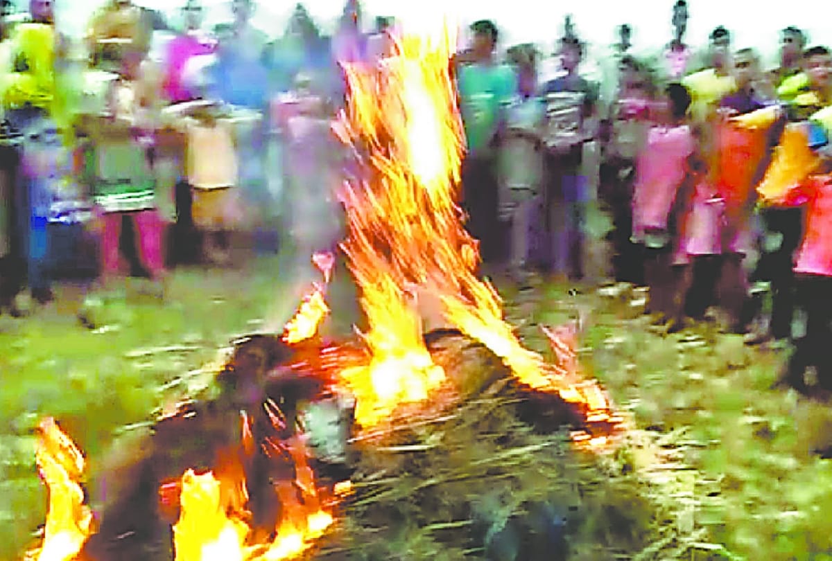 ladies protest against illegal wine in bahraich